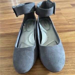 Gray flat shoes